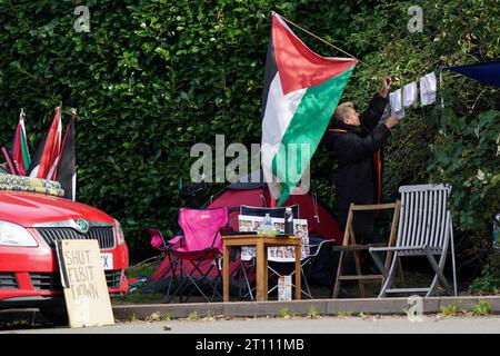 Pro-palästinensische Aktivisten vor der UAV-Fabrik für taktische Systeme in Leicester. Die Gruppe behauptet, dass die Fabrik Drohnen baut, die dann vom israelischen Militär gegen den Staat Palästina eingesetzt werden. UAV Tactical Systems war Schauplatz einer Reihe von Protesten der Aktivistengruppe Palestine Action. Bilddatum: Dienstag, 10. Oktober 2023. Stockfoto