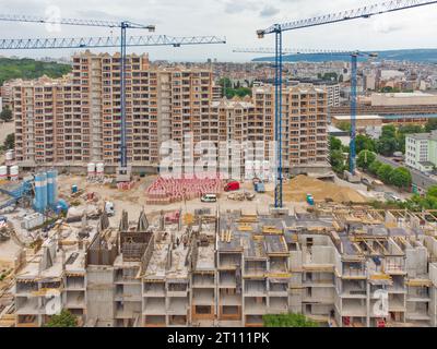 Geschäftige Baustelle und Baumaschinen aus der Luft von oben Stockfoto