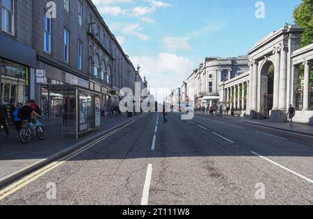 ABERDEEN, Großbritannien - 14. SEPTEMBER 2023: People in Union Street Stockfoto