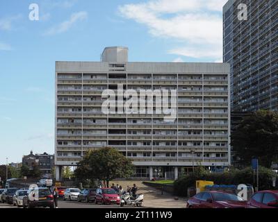 ABERDEEN, Vereinigtes Königreich - 14. SEPTEMBER 2023: Hochhaus von Wohnungen in Virginia Court Stockfoto