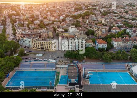 Panoramablick auf Varna mit offenen Swimmingpools im Vordergrund, Bulgarien Stockfoto