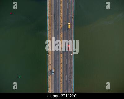 Blick von oben auf eine Brücke über einen großen Fluss mit starkem Verkehr Stockfoto