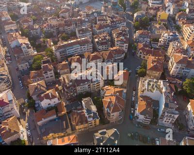 Blick von oben auf die wunderschöne Stadt Burgas bei Sonnenuntergang, Bulgarien Stockfoto