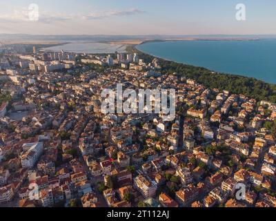 Blick von oben auf die wunderschöne Stadt Burgas bei Sonnenuntergang, Bulgarien Stockfoto