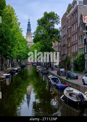 Ein Abstieg entlang des Kanals zur Zuiderkerk („Südkirche“) , einer protestantischen Kirche aus dem 17. Jahrhundert im Nieuwmarkt-Viertel von Amsterdam Stockfoto