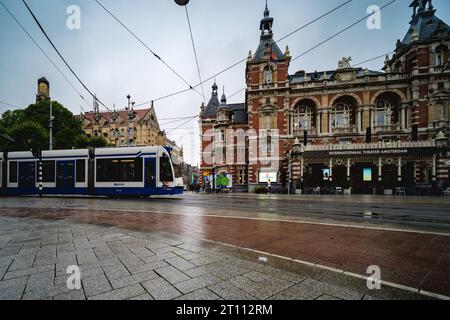 Eine Straßenbahn fährt an der Stadsschouwburg vorbei. Das Gebäude ist im Neorenaissance-Stil aus dem Jahr 1894 erbaut Stockfoto