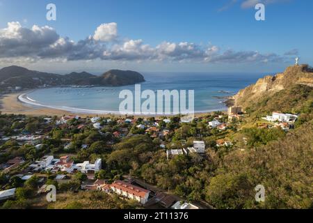 Panorama der Stadt San Juan Del Sur mit Jesus christus Statue in Nicaragua Stockfoto