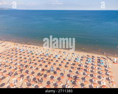 Luftaufnahme Von Oben Auf Die Menschen, Die Sich Am Strand In Albena, Bulgarien, Entspannen Stockfoto