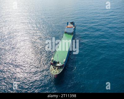 Luftdrohne von oben nach unten auf ein leeres Auto-Fähre-Boot Stockfoto