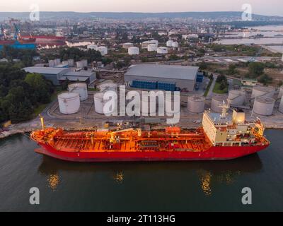 Luftaufnahme von oben auf Öltanker und lpg-Schiff im Industriehafen bei Sonnenuntergang Stockfoto