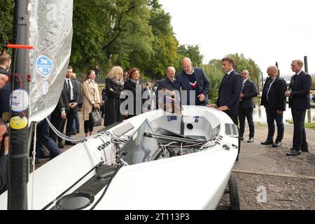 Spaziergang und Mittagsimbiss bei der Deutsch-Franzoesischen Kabinettsklausur in Hamburg Bundeskanzler Olaf Scholz SPD und Emmanuel Macron, Staatspraesident von Frankreich machen einen Stop beim Segelclub Blankenese, Hamburg, 10.10.2023 *** Spaziergang und Mittagessen bei der deutsch-französischen Kabinettsklausur in Hamburg Bundeskanzler Olaf Scholz SPD und Emmanuel Macron, Frankreichs Präsident macht Halt im Segelclub Blankenese, Hamburg, 10 10 2023 Credit: Imago/Alamy Live News Stockfoto