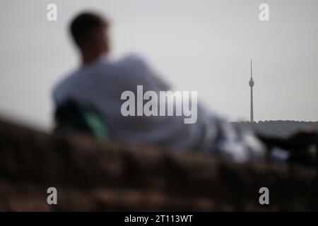 Stuttgart, Deutschland. Oktober 2023. Ein junger Mann liegt an der Wand einer Aussichtsplattform. Quelle: Marijan Murat/dpa/Alamy Live News Stockfoto