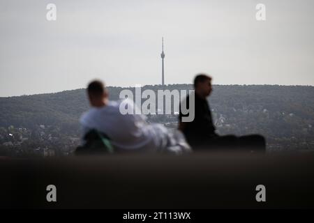 Stuttgart, Deutschland. Oktober 2023. Zwei junge Männer sitzen an der Wand einer Aussichtsplattform. Quelle: Marijan Murat/dpa/Alamy Live News Stockfoto