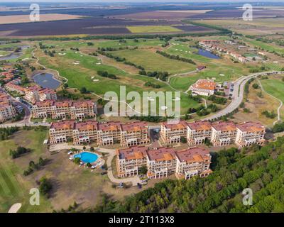 Modernes Cottage Village mit Luxushäusern, Schwimmbädern und Golfplätzen aus der Vogelperspektive. Stockfoto