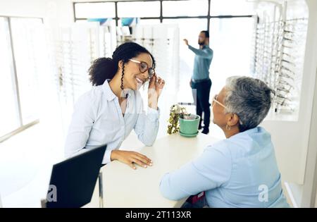 Optometrie, Beratung oder glückliche Frau mit Sehbrille in einem optischen Einzelhandelsgeschäft oder Brillengeschäft. Shopping, Reden oder birassische Kunden mit neuen Kunden Stockfoto