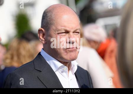 Spaziergang und Mittagsimbiss bei der Deutsch-Franzoesischen Kabinettsklausur in Hamburg Bundeskanzler Olaf Scholz SPD im Portrait am Bootsanleger in Blankenese, Hamburg, 10.10.2023 *** Spaziergang und Mittagessen bei der deutsch-französischen Kabinettsklausur in Hamburg Bundeskanzler Olaf Scholz SPD im Portrait am Bootsanleger in Blankenese, Hamburg, 10 10 10 2023 Credit: Imago/Alamy Live News Stockfoto