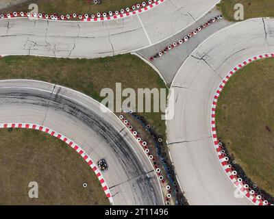 Draufsicht auf die Kartstrecke während des Rennens. Mehrere Rennkarts treten auf einer speziellen Strecke an. Stockfoto