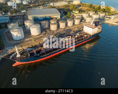 Luftaufnahme des Lagertanks und Tankschiffes der Chemieindustrie, das zum Ölterminal einfährt, Drohnenvideo Stockfoto