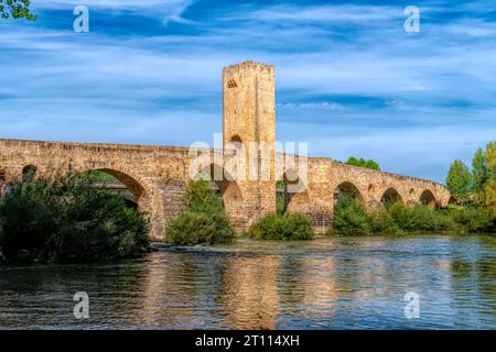 Frias Brücke Spanien mittelalterliches Gebäude über den Fluss Ebro Burgos Provinz Kastilien und Leon Stockfoto