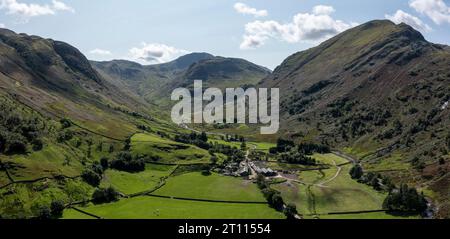 Seathwaite Valley borrowdale Lake District mit Blick nach Süden in Richtung Seathwaite Fell und der Steilkopfpass mit Glaramara auf der linken Seite und Grund braun auf der Stockfoto