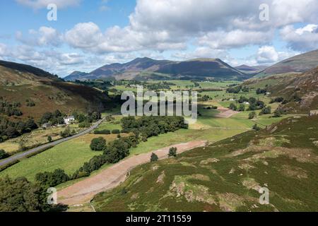 Aus der Vogelperspektive von skiddaw und Blencathra in der Nähe von keswick Lake District mit castlerigg fiel auf der linken Seite und hohem rigg auf der rechten Seite in der Mittelweite su Stockfoto