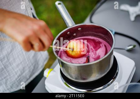 Glasierte Äpfel in einem Eisentopf kochen Stockfoto