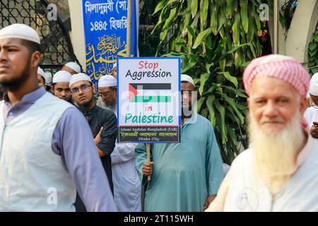 Anhänger von Islami Andolon Bangladesch versammeln sich in einer Demonstrationsprozession gegen die israelische Aggression in Palästina und greifen nach dem Überraschungsangriff der Hamas am 10. Oktober 2023 in Dhaka, Bangladesch, auf Muslime an. Foto: Suvra Kanti das/ABACAPRESS.COM Stockfoto