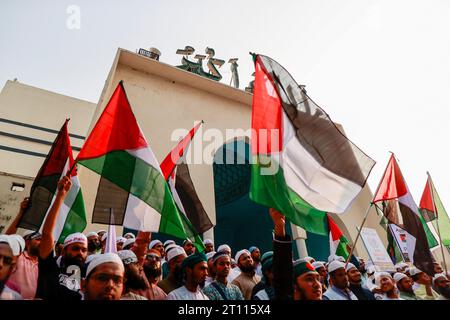 Anhänger von Islami Andolon Bangladesch versammeln sich in einer Demonstrationsprozession gegen die israelische Aggression in Palästina und greifen nach dem Überraschungsangriff der Hamas am 10. Oktober 2023 in Dhaka, Bangladesch, auf Muslime an. Foto: Suvra Kanti das/ABACAPRESS.COM Stockfoto