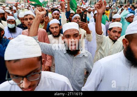 Dhaka, Bangladesch. Oktober 2023. Anhänger von Islami Andolon Bangladesch versammeln sich in einer Demonstrationsprozession gegen die israelische Aggression in Palästina und greifen nach dem Überraschungsangriff der Hamas am 10. Oktober 2023 in Dhaka, Bangladesch, auf Muslime an. Foto: Suvra Kanti das/ABACAPRESS.COM Credit: Abaca Press/Alamy Live News Stockfoto