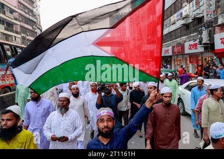 Dhaka, Bangladesch. Oktober 2023. Anhänger von Islami Andolon Bangladesch versammeln sich in einer Demonstrationsprozession gegen die israelische Aggression in Palästina und greifen nach dem Überraschungsangriff der Hamas am 10. Oktober 2023 in Dhaka, Bangladesch, auf Muslime an. Foto: Suvra Kanti das/ABACAPRESS.COM Credit: Abaca Press/Alamy Live News Stockfoto