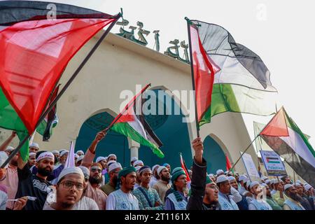 Dhaka, Bangladesch. Oktober 2023. Anhänger von Islami Andolon Bangladesch versammeln sich in einer Demonstrationsprozession gegen die israelische Aggression in Palästina und greifen nach dem Überraschungsangriff der Hamas am 10. Oktober 2023 in Dhaka, Bangladesch, auf Muslime an. Foto: Suvra Kanti das/ABACAPRESS.COM Credit: Abaca Press/Alamy Live News Stockfoto