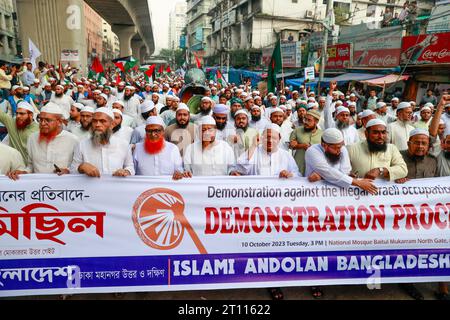 Dhaka, Bangladesch. Oktober 2023. Anhänger von Islami Andolon Bangladesch versammeln sich in einer Demonstrationsprozession gegen die israelische Aggression in Palästina und greifen nach dem Überraschungsangriff der Hamas am 10. Oktober 2023 in Dhaka, Bangladesch, auf Muslime an. Foto: Suvra Kanti das/ABACAPRESS.COM Credit: Abaca Press/Alamy Live News Stockfoto