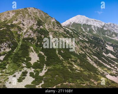 Blick von oben auf die Pirin Berge am Sommertag. Bansko, Bulgarien. Stockfoto