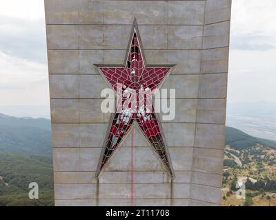 Großer roter Stern auf einem verlassenen sowjetischen Denkmal Buzludzha im Stil des Brutalismus, Luftaufnahme, Bulgarien Stockfoto