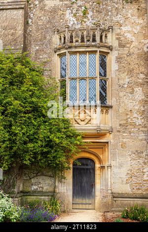 Das Gittererker-Fenster in der Lacock Abbey, fotografiert 1835 von William Henry Fox Talbot, um das erste bekannte fotografische negativ zu produzieren, Lacock UK Stockfoto