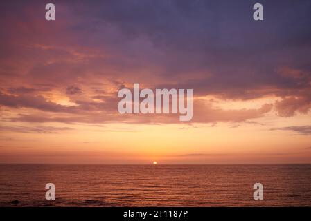 Wunderschöne Wolkenlandschaft über dem Meer am Sommertag bei Sonnenaufgang Stockfoto