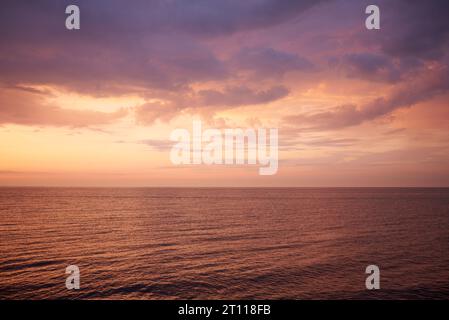 Wunderschöne Wolkenlandschaft über dem Meer am Sommertag bei Sonnenaufgang Stockfoto