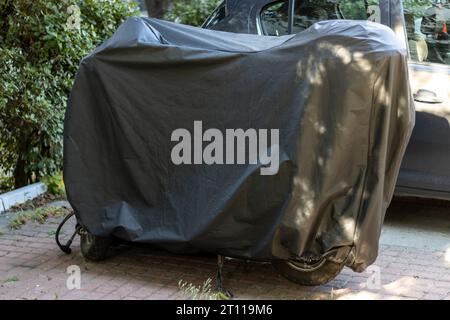 Motorradabdeckung, Plane, Koffer. Wasserdichte Motorradschutzabdeckung Stockfoto