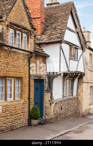 Eine Vielzahl von architektonischen Stilen im Dorf Lacock, Wiltshire, England Großbritannien Stockfoto