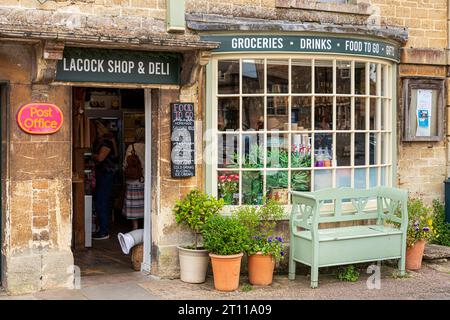 Das Lacock Shop & Deli, ein traditionelles ländliches Geschäft und Postamt im Dorf Lacock, Wiltshire, England, Großbritannien Stockfoto