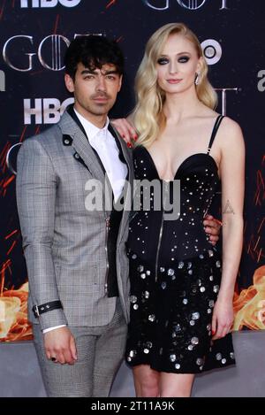 **DATEIFOTO** Joe Jonas und Sophie Turner treffen Sorgerechtsvereinbarung. NEW YORK, NY - 3. APRIL: Joe Jonas und Sophie Turner bei der New Yorker Red Carpet Premiere der letzten Staffel von HBO's Game of Thrones in der Radio City Music Hall am 3. April 2019 in New York City. Copyright: XDiegoxCorredor/MediaPunchx Credit: Imago/Alamy Live News Stockfoto