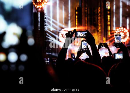 Aufnahme von Foto- oder Videoinhalten für soziale Netzwerke während des Konzerts, Mobiltelefon in Musikshow Stockfoto
