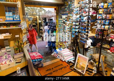 Geschenke & Souvenirs, Postkarten, Karten, Tassen, Bilder, ausgestellt auf Regalen und Regalen im Souvenirladen für Touristen in Nizza. Frankreich. (135) Stockfoto