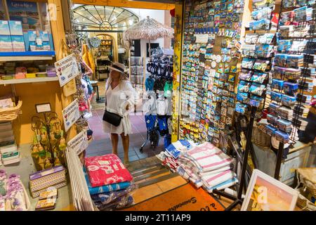 Geschenke & Souvenirs, Postkarten, Karten, Tassen, Bilder, ausgestellt auf Regalen und Regalen im Souvenirladen für Touristen in Nizza. Frankreich. (135) Stockfoto