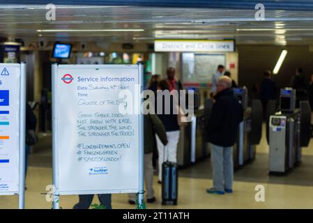 Alle an der Tafel sind an die Passagiere gerichtet, um die Stärke der Parsons Green Terrorbombe auf der U-Bahn zu erhalten. Eingang zur Tower Hill Station Stockfoto