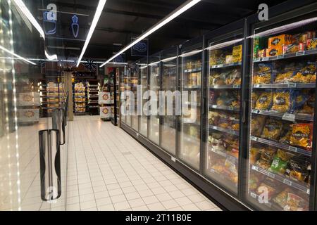 Gut sortierte Tiefkühlschränke in einem Kasino (französische Kette) Mini-Supermarkt in Monaco. (135) Stockfoto