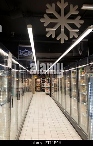 Gut sortierte Tiefkühlschränke in einem Kasino (französische Kette) Mini-Supermarkt in Monaco. (135) Stockfoto