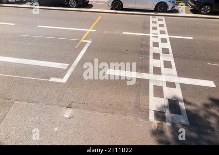 Straßenmarkierungen/Markierungen mit weißen Linien usw. für die Polposition des Startgitters des Grand Prix von Monaco auf der Strecke im Fürstentum. (135) Stockfoto