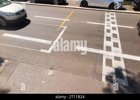 Straßenmarkierungen/Markierungen mit weißen Linien usw. für die Polposition des Startgitters des Grand Prix von Monaco auf der Strecke im Fürstentum. (135) Stockfoto