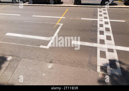 Straßenmarkierungen/Markierungen mit weißen Linien usw. für die Polposition des Startgitters des Grand Prix von Monaco auf der Strecke im Fürstentum. (135) Stockfoto